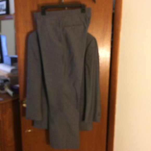 Tommy Hilfiger 40R 2-Button Single Breasted 2-Piece Gray Pinstripe Suit--Pants 3 - Picture 6 of 8